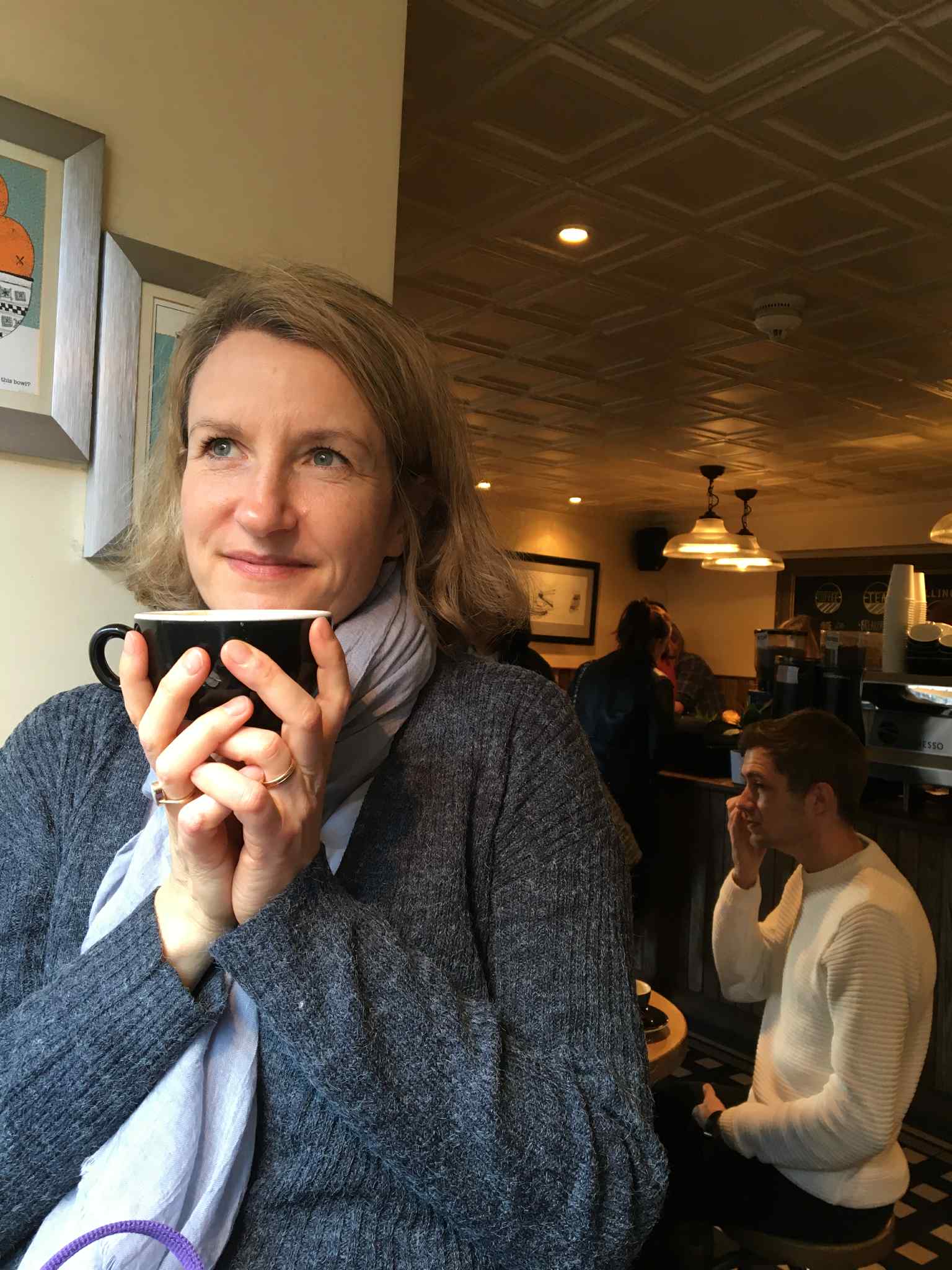 Helene Hjortlund i sit inspirerende hjemmekontor omgivet af bøger og skriveredskaber